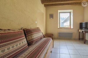 TV, caminetto, lettore DVD