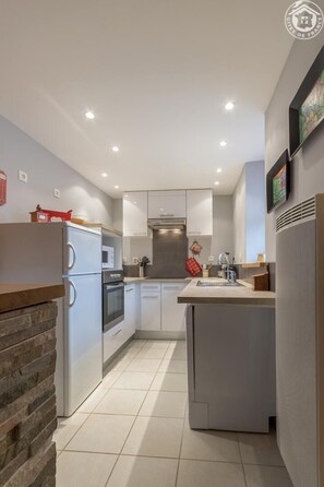 冷蔵庫、電子レンジ、オーブン、コンロ