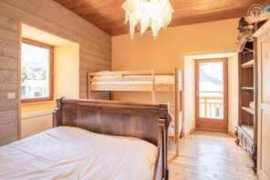 3 habitaciones, tabla de planchar con plancha y cuna de viaje 