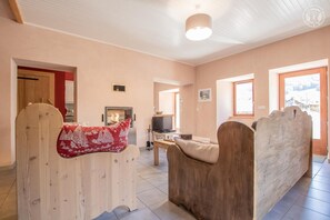 TV, fireplace, DVD player