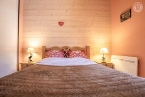 3 bedrooms, iron/ironing board, travel cot, free WiFi