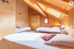 5 quartos, ferros/tábuas de passar roupa, berço de viagem