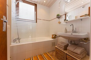 Bathtub, hair dryer, towels - Chalet DE LA Foret DES Reys (CREST VOLAND COHENNOZ)