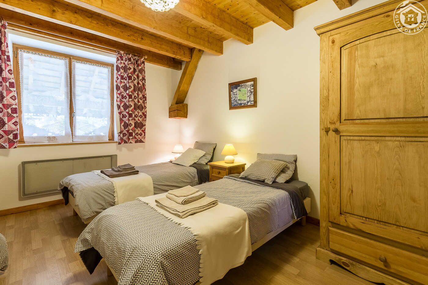 2 bedrooms, iron/ironing board, travel cot, free WiFi