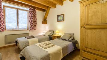 2 bedrooms, iron/ironing board, travel cot, free WiFi