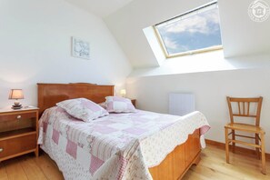 3 chambres, fer et planche à repasser, lit de bébé portatif