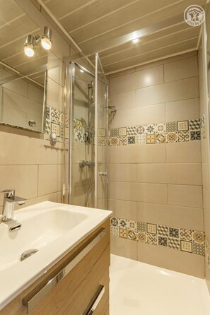 Bathtub, hair dryer