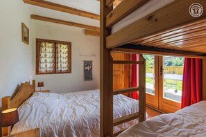 3 dormitoris, planxa i posts de planxar i un bressol de viatge 