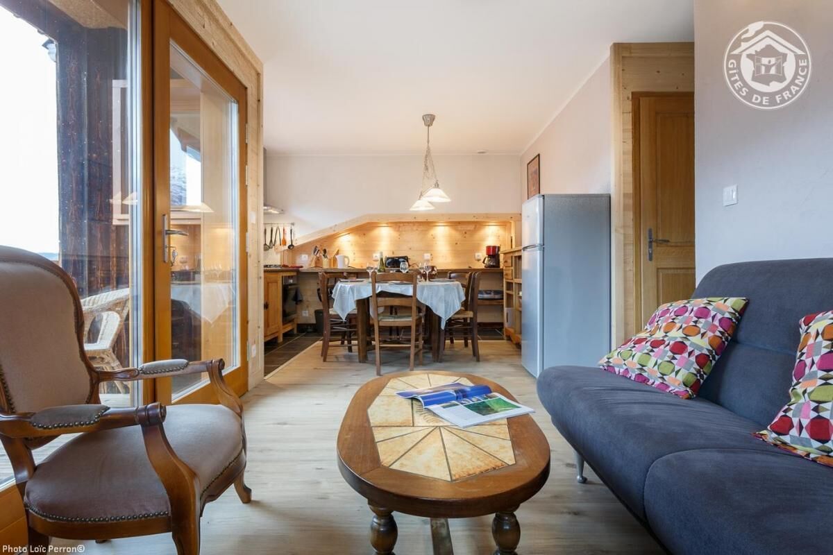 テレビ、DVD プレーヤー、ステレオ