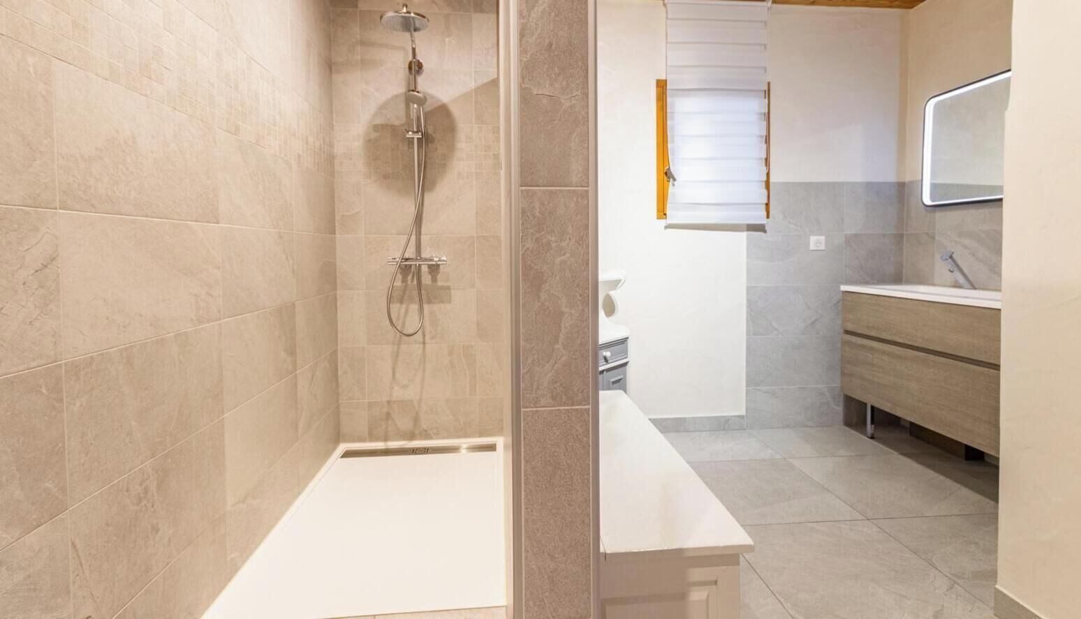 Ein Badezimmer mit Dusche, Toilette und Waschbecken.