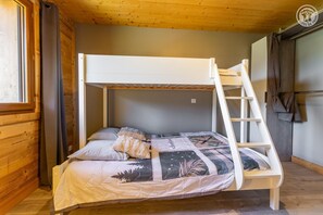 2 bedrooms, iron/ironing board, travel crib, WiFi (free)