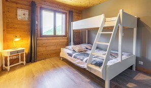 2 habitaciones, tabla de planchar con plancha y cuna de viaje 