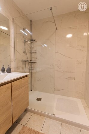 Bathtub, hair dryer, towels