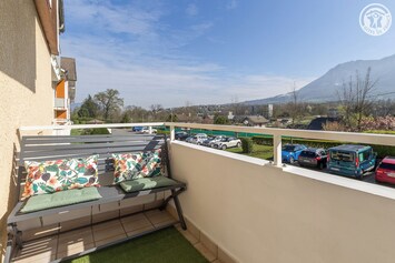 73G328106 - La Marmotte - vue sur montagne du Revard et parking privé numéro 4 juste en dessous du balcon