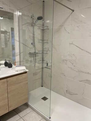 Een bad, een haardroger, handdoeken