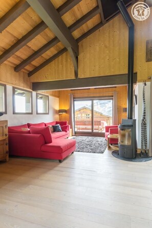 Televisie, een dvd-speler, tafelvoetbal en een stereo