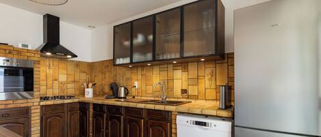 Køleskab, mikrobølgeovn, ovn, kogeplade