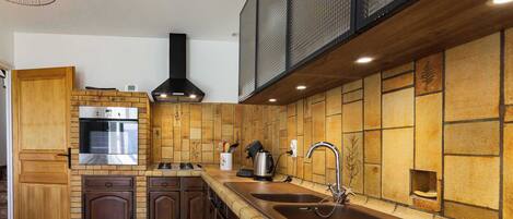 ثلاجة، ميكروويف، فرن، موقد طهي مسطح