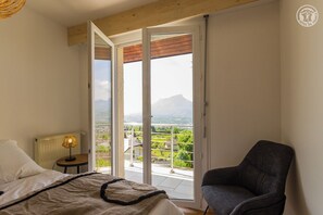 4 slaapkamers, een strijkplank/strijkijzer, reisbedje, gratis wifi