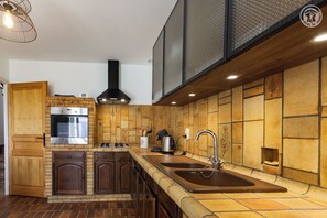 Fridge, microwave, oven, stovetop - Villa Choudin - St-jean-d'arvey (SAINT JEAN D'ARVEY)