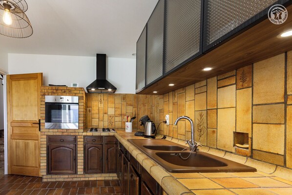 Een koelkast, een microgolfoven, een oven, een kookplaat