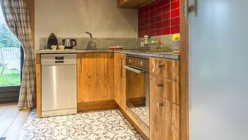 Een koelkast, een microgolfoven, een oven, een kookplaat