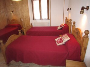 2 bedrooms, iron/ironing board, travel cot, free WiFi