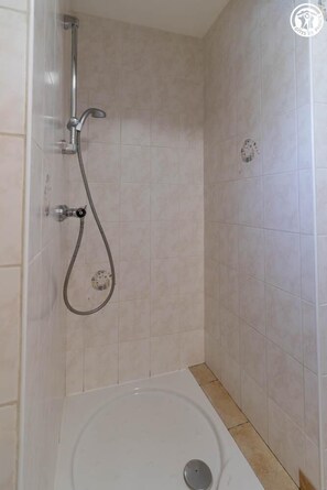 A bathroom with a shower, a bathtub, and tiled walls. - LES LIS Martagon - Val-cenis (VAL CENIS)