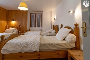 2 habitaciones, tabla de planchar con plancha y cuna de viaje 