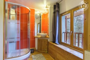 Een douche, een haardroger, handdoeken