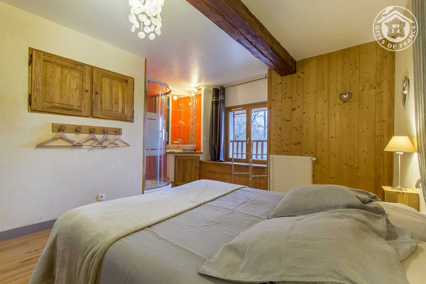 2 slaapkamers, een strijkplank/strijkijzer, reisbedje, gratis wifi