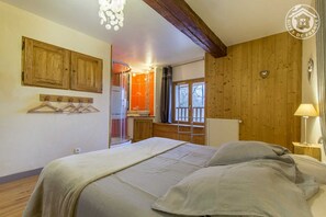 2 slaapkamers, een strijkplank/strijkijzer, reisbedje, gratis wifi