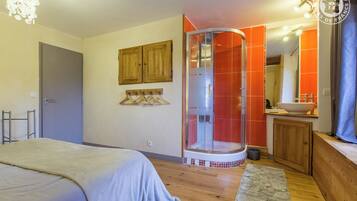 2 slaapkamers, een strijkplank/strijkijzer, reisbedje, gratis wifi