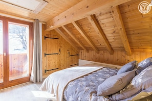 4 quartos, ferros/tábuas de passar roupa, berço de viagem