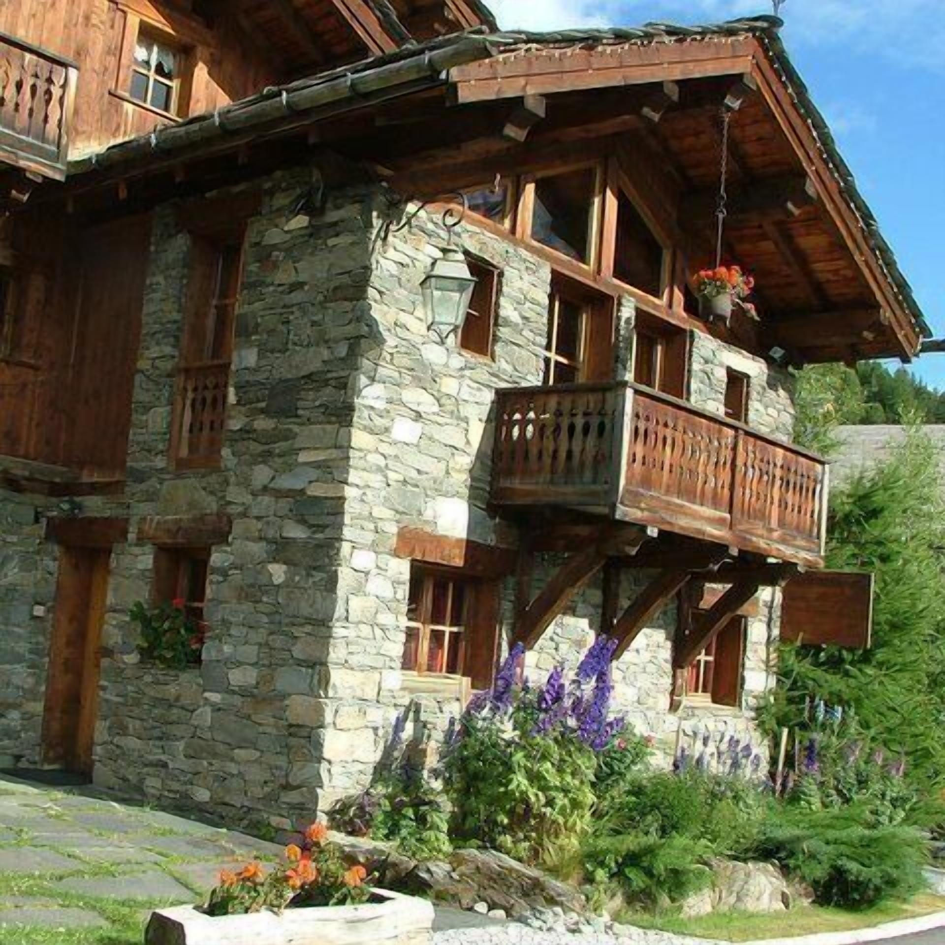 Un bâtiment en pierre doté de balcons et de fenêtres en bois.
