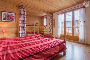 4 bedrooms, iron/ironing board, travel cot, free WiFi