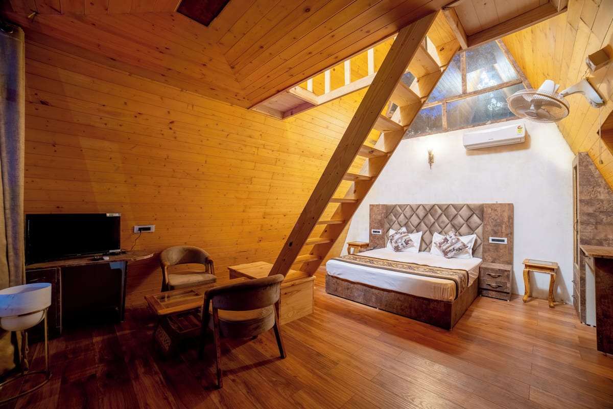 Honeymoon Room | Rollaway beds, free WiFi, bed sheets