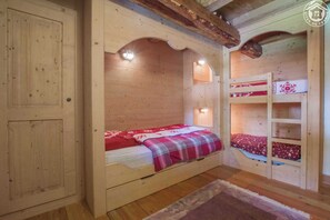 2 chambres, fer et planche à repasser, lit de bébé portatif