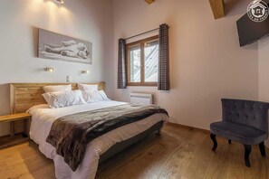 4 quartos, ferros/tábuas de passar roupa, berço de viagem