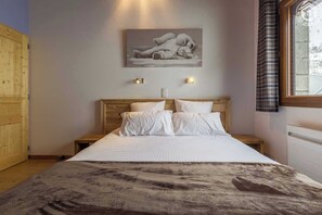 4 bedrooms, iron/ironing board, travel cot, free WiFi
