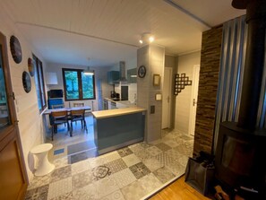 Fridge, microwave, oven, stovetop - AUX 3 Marie - St-alban-d'hurtieres (ST-ALBAN-D'HURTIERES)