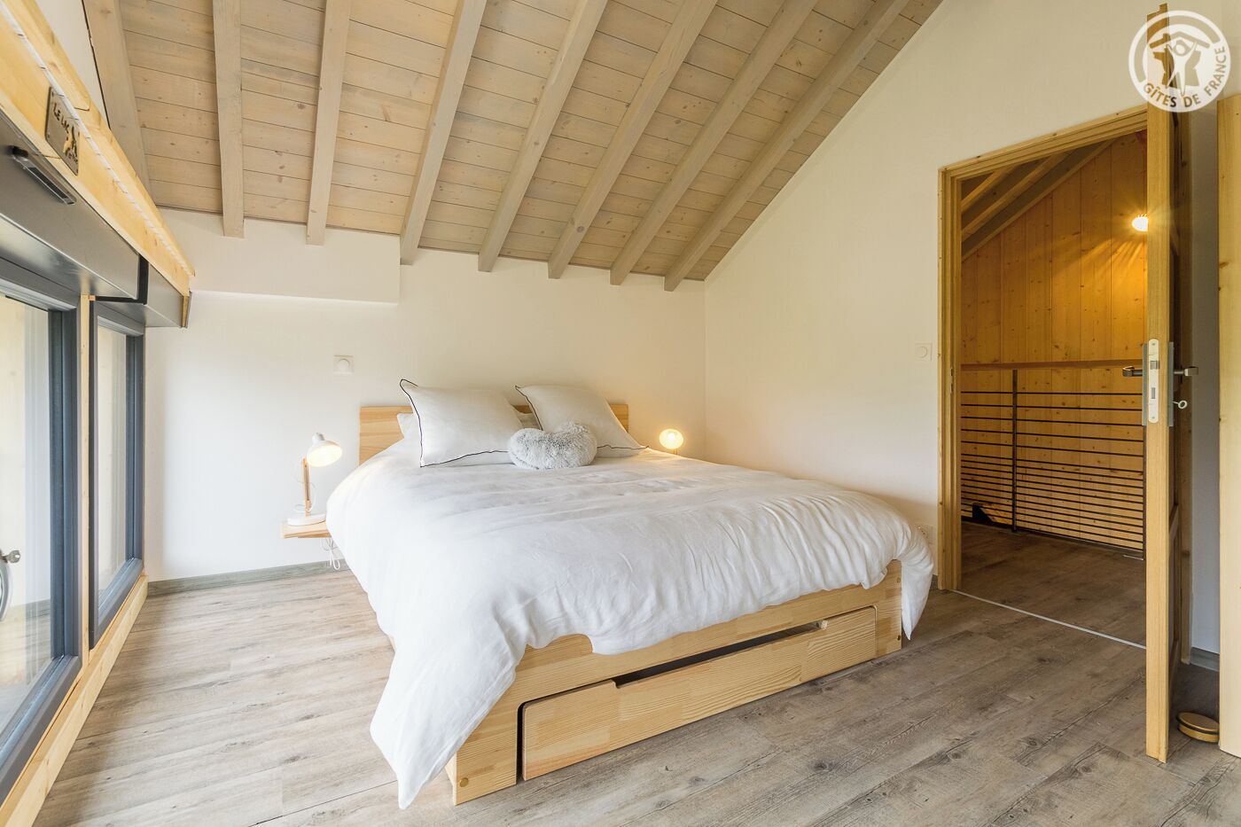 3 slaapkamers, een strijkplank/strijkijzer, reisbedje, gratis wifi