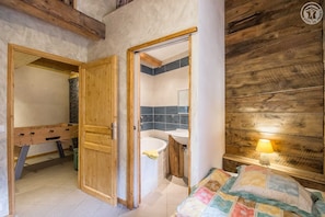 5 bedrooms, iron/ironing board, travel cot, free WiFi - LE Chalet DE LA Vanoise (SAINT ANDRE)