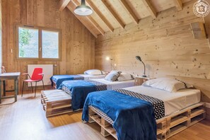 3 chambres, fer et planche à repasser, lit de bébé portatif
