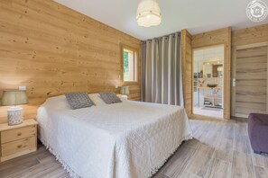 3 bedrooms, iron/ironing board, travel cot, free WiFi