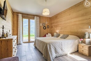 3 slaapkamers, een strijkplank/strijkijzer, reisbedje, gratis wifi