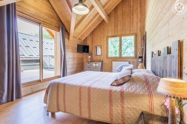 3 habitaciones, tabla de planchar con plancha y cuna de viaje