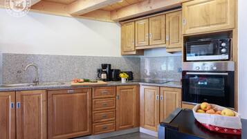 JÀÀkaappi, mikroaaltouuni, uuni, liesi