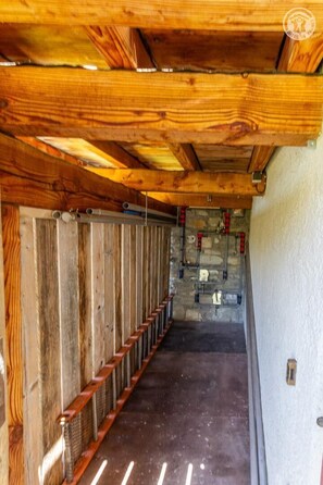 A row of wooden benches with metal railings, a stone wall, and a ceiling with wooden beams. - Chalet LE Dahu - Peisey-nancroix (PEISEY NANCROIX)