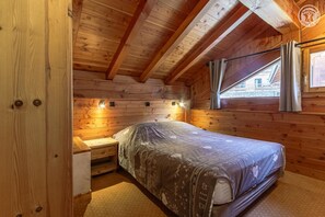 4 bedrooms, iron/ironing board, travel crib, WiFi (free)